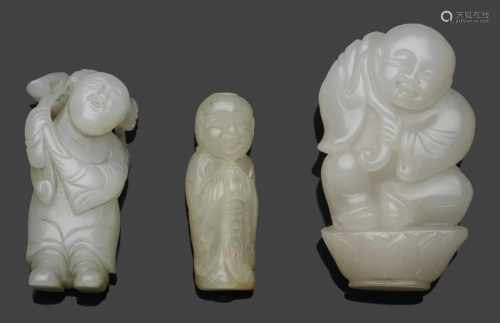 Drei JadefigurenWeiße und weiß-grünliche Hammelfettjade. Vollplastische, geschnitzte Darstellung der