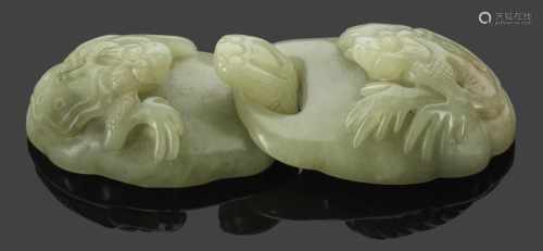 Gürtelschnalle2-tlg.; Seladongrüne Nephrit-Jade, geschnitzt mit dreibeinigen Kröten (hsia ma).