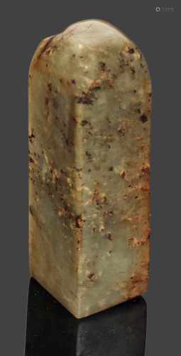 SiegelHelle seladongrüne, gewölkte Nephrite-Jade mit rostbraunen Einschlüssen. Geschnitzt.