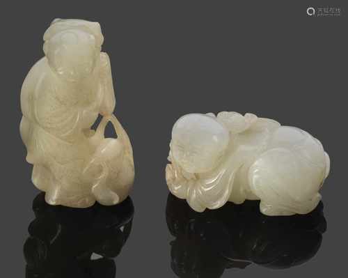 Zwei JadefigurenWeiße bis cremeweiße, rostbraun gesprenkelte Nephrit-Jade. Vollplastische, fein