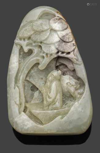 JadesteinHelle seladongrüne, gewölkte Nephrit-Jade, fein geschnitzt. Schauseitige Darstellung