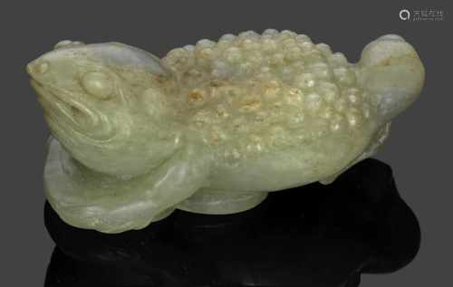 Dreibeinige KröteHelle seladongrüne, gewölkte Nephrit-Jade. Vollplastische, geschnitzte