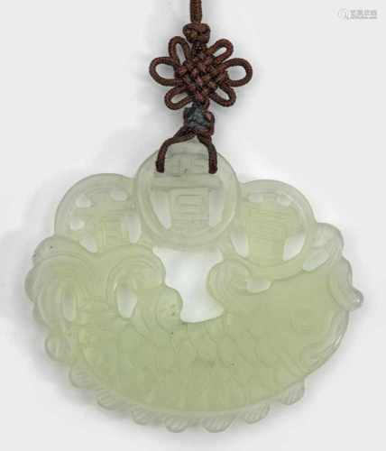 JadeanhängerSeladongrüne Jade. Medaillonförmiger Anhänger mit feinem Schnitzwerk aus einem
