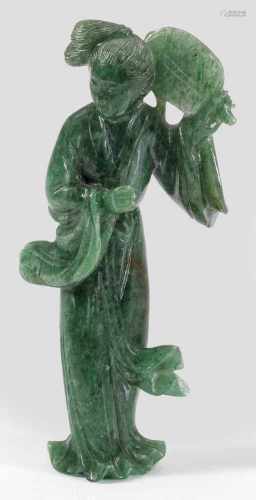 JadeschnitzereiSpinatgrüne Jade. Darstellung einer stehenden Hofdame mit langem Gewand und Fächer.
