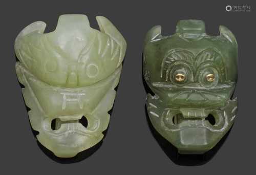 Zwei Jadeschnitzereien als GürtelschließenSeldongrüne Jade. In Form von archaischen Masken. H. 6
