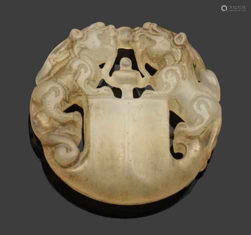 JadeschnitzereiWeiße Jade. Medaillonförmiger Anhänger aus zwei Löwen in Ajour. D. 5,5 cm. A fine