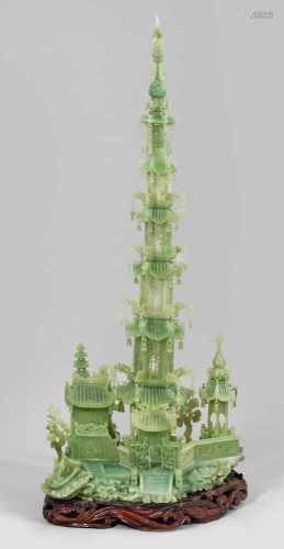 Prachtvolle Jadeschnitzerei einer buddhistischenTempelanlageSelandongrüne Jade. Ein zentrales, von