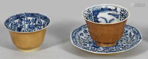 Zwei Blauweiß-Koppchen und Teller mit Café au lait GlasurPorzellan. Flächendeckender Dekor aus