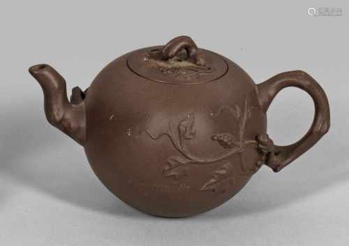 Kleines Yixing-Teekännchen mit EichhörnchendekorYixing-Keramik. Kugelige Form. Plastischer