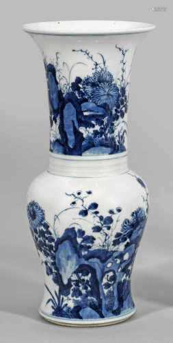 Blauweiß-Vase in Gu-FormPorzellan. Auf der Wandung stilisierte Felslandschaft mit blühenden