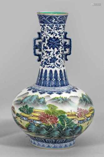 Blauweiß-Flaschenvase mit LandschaftsdekorPorzellan. Auf der Wandung umlaufender Dekor aus