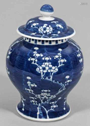 Blauweiß-DeckelvasePorzellan. Balusterform mit flächendeckendem Dekor aus blühenden Prunuszweigen