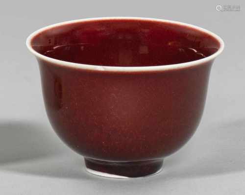 Kleine Sangue de Boeuf-VasePorzellan, monochrome ochsenblutrote Vase mit Flambé-Effekt. Im Boden