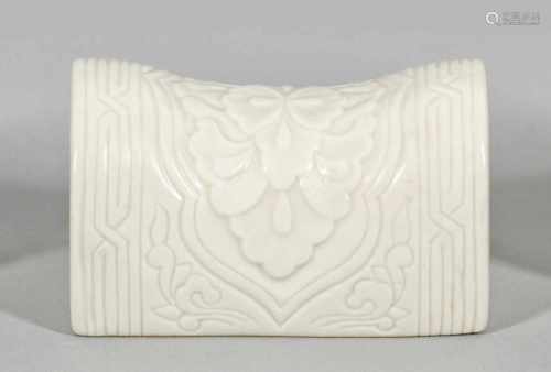 Blanc de Chine-Pinselablage in Form einer NackenstützeFlächendeckender Reliefdekor aus