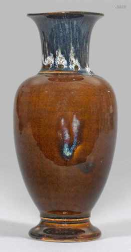 Balustervase mit KapuzinerglasurSteinzeug. Balusterform. H. 22 cm.A stoneware vase.China. Späte Qing