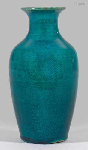 Kleine Shiwan-VaseSteinzeug mit türkisgrüner, feinmaschig craquellierter Glasur. Balusterform.