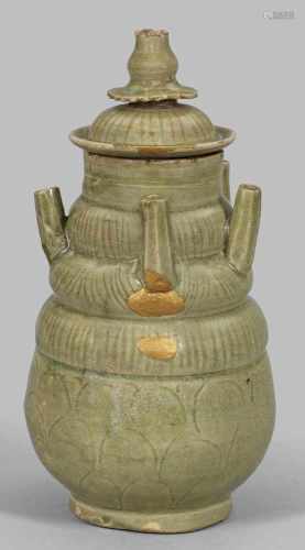 Seladon-Vase aus der Ming-ZeitPorzellan, monochrome hellgrüne Glasur. Balusterform, oberhalb fünf