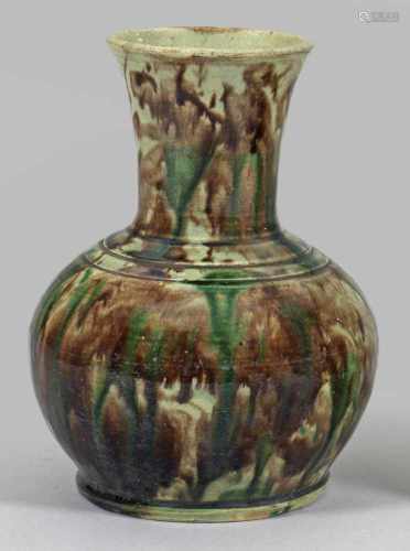 Sancai-VaseTerrakotta mit Sancai-Glasur in Hellgrün und Aubergine. H. 18 cm. A Sancai glazed