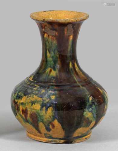 Sancai-Flaschenvase aus der Tang-ZeitTerrakotta mit Sancai-Glasur in Hellgrün, Ockergelb und