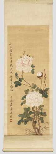 Chinesisches Rollbild mit PäonienTusche auf Seide. Blühender Päonienzweig mit Bienenschwarm in