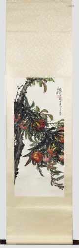 Chinesisches Rollbild mit PfirsichdekorTusche auf Papier. Großer Zweig mit üppigen