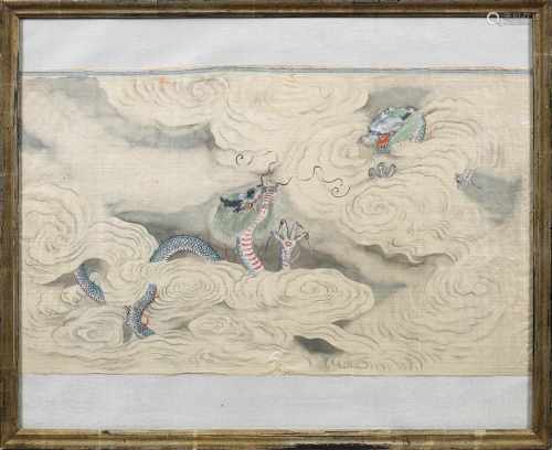 Chinesische SeidenmalereiGouache/Tusche auf Seide. Zwei fünfklauige, kämpfende Drachen zwischen