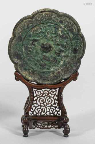 Bronzespiegel aus der Tang-DynastieBlütenförmiger Spiegel mit zentralem Knauf, begrenzt von