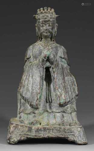Bronze-Figur eines daoistischen GelehrtenBronze mit natürlich gewachsener Patina. In thronender