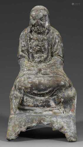 Bronze-Figur des BodhidharmaBronze mit natürlich gewachsener Patina. In thronender Position