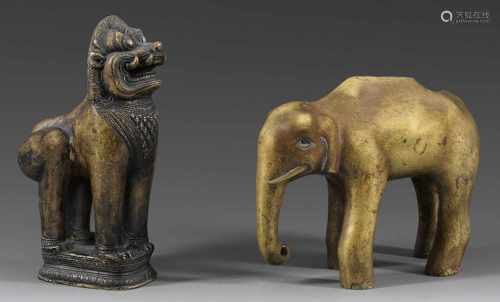 Elefant und TempelwächterVollplastische Darstellung von einem Löwen sowie einem Elefanten als