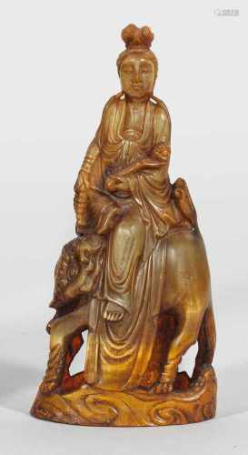 GuanyinHorn, geschnitzt und gefasst. Auf einem Löwen sitzende Bodhisattva Guanyin als Gottheit der