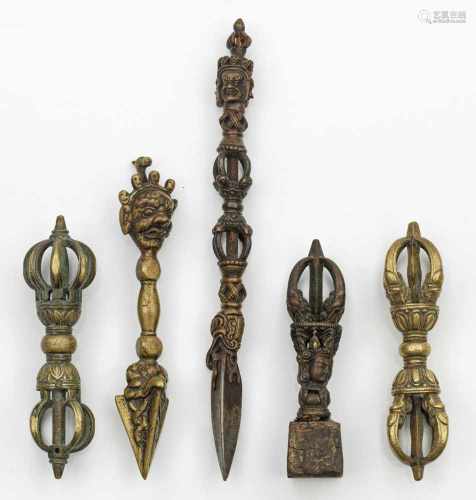 Fünf buddhistische Vajra-RitualobjekteBronze. Metall, reliefiert. 3 Donnerkeil-Vajras, Handhabe