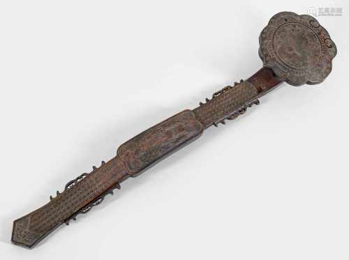 Ruyi-Zepter aus Zitan-Holz mit DrachenmusterGeschnitzt. Passig geschweifter Schaft in stilisierten