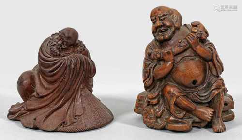 Zwei chinesische Figuren aus BambusGeschnitzt und teilw. gefasst. Vollplastische Darstellung des