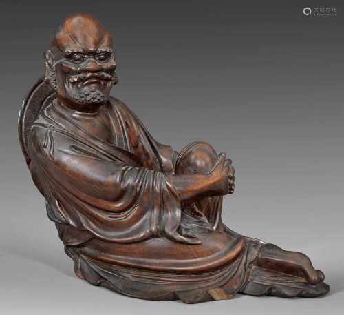Buddhistische Figur des Bodhidharma (Damo)Holz, vollplastisch geschnitzt. Unw. best.; H. 21 cm. 26
