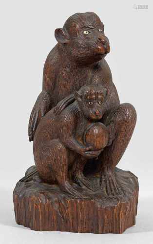 Affenmutter mit JungemHolz, vollplastisch geschnitzt und dunkel gebeizt. Augen als