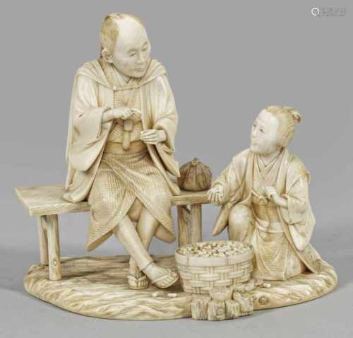 Okimono-FigurengruppeElfenbein, geschnitzt. Vollplastische szenische Darstellung von einem rastenden