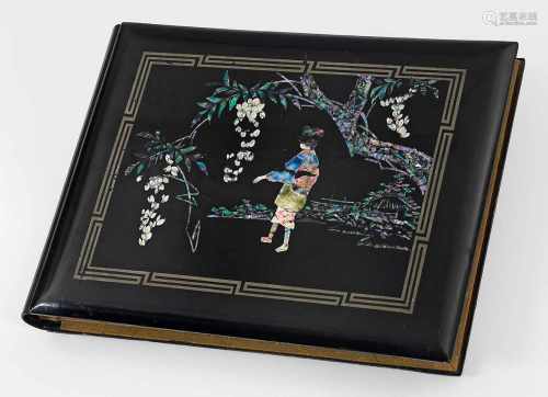 Fotoalbum mit Perlmutter-EinlagenHolz, schwarz lackiert. Einband mit figuralen und floralen