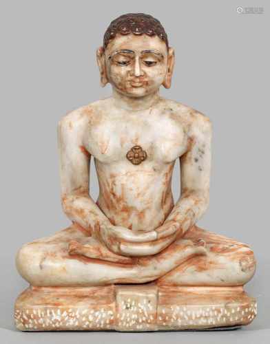 Sitzende Buddha-FigurAlabaster, mit Resten alter farbiger Bemalung. Vollplastische Darstellung des