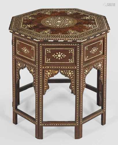 Osmanischer-Tisch mit ElfenbeinintarsienRosenholz. Oktogonales, faltbares Gestell aus passig
