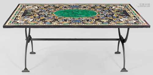 Großer Pietra Dura-TischSchwarzer Marmor mit Einlagen aus unterschiedlichen Marmorsorten sowie