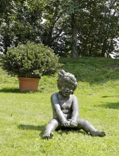 Deutscher Bildhauer(Tätig im 20. Jh.)Putto mit Ährenkranz als Allegorie des SommersBronze, in