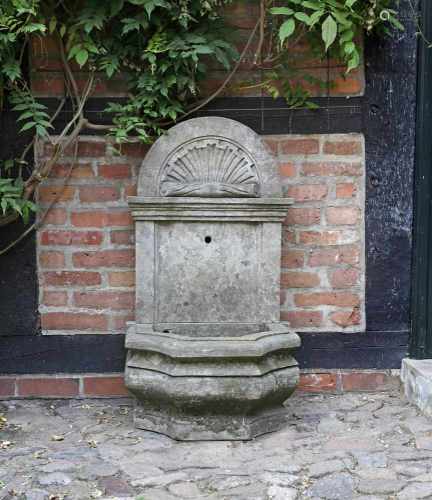 GartenbrunnenSandstein. Umlaufend profilierte, teilw. konkav eingezogene Brunnenschale sowie über