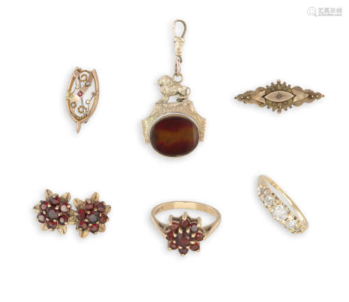 A GROUP OF GOLD JEWELLERY, including two 9K gold brooches, a 9K gold garnet ring size M, a pair of