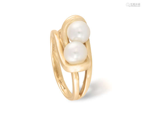 A CULTURED PEARL DRESS RING, composed of two cross-over cultured pearls of white tint, to a plain