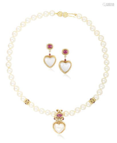 A 9K GOLD, RUBY AND BLISTER PEARL SUITE, comprising pendant necklace and earrings, the necklace