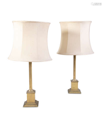 A PAIR OF BRASS CORINTHIAN COLUMN TABLE LAMPS, raised plinth bases, with cream shades. 46cm to light