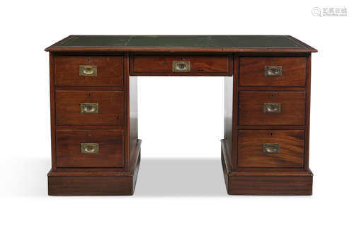 AN EDWARDIAN MAHOGNY AND LEATHER INSET WRITING DESK, C,1900, the green leather scriver on twin