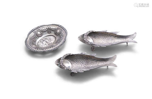 A PAIR OF CONTINENTAL NOVELTY WHITE METAL DISHES, each modelled in the form of a fish with