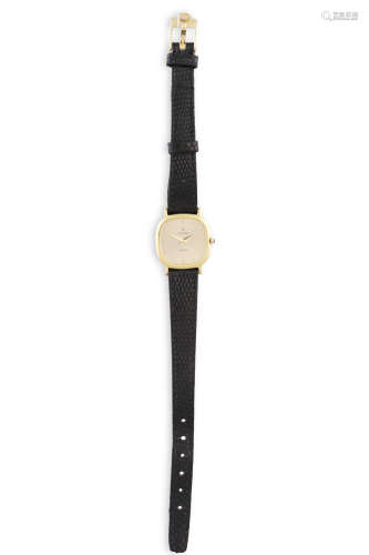 AN 18K GOLD QUARTZ WRISTWATCH BY CONCORD, the cushion-shaped signed case with champagne dial, dots